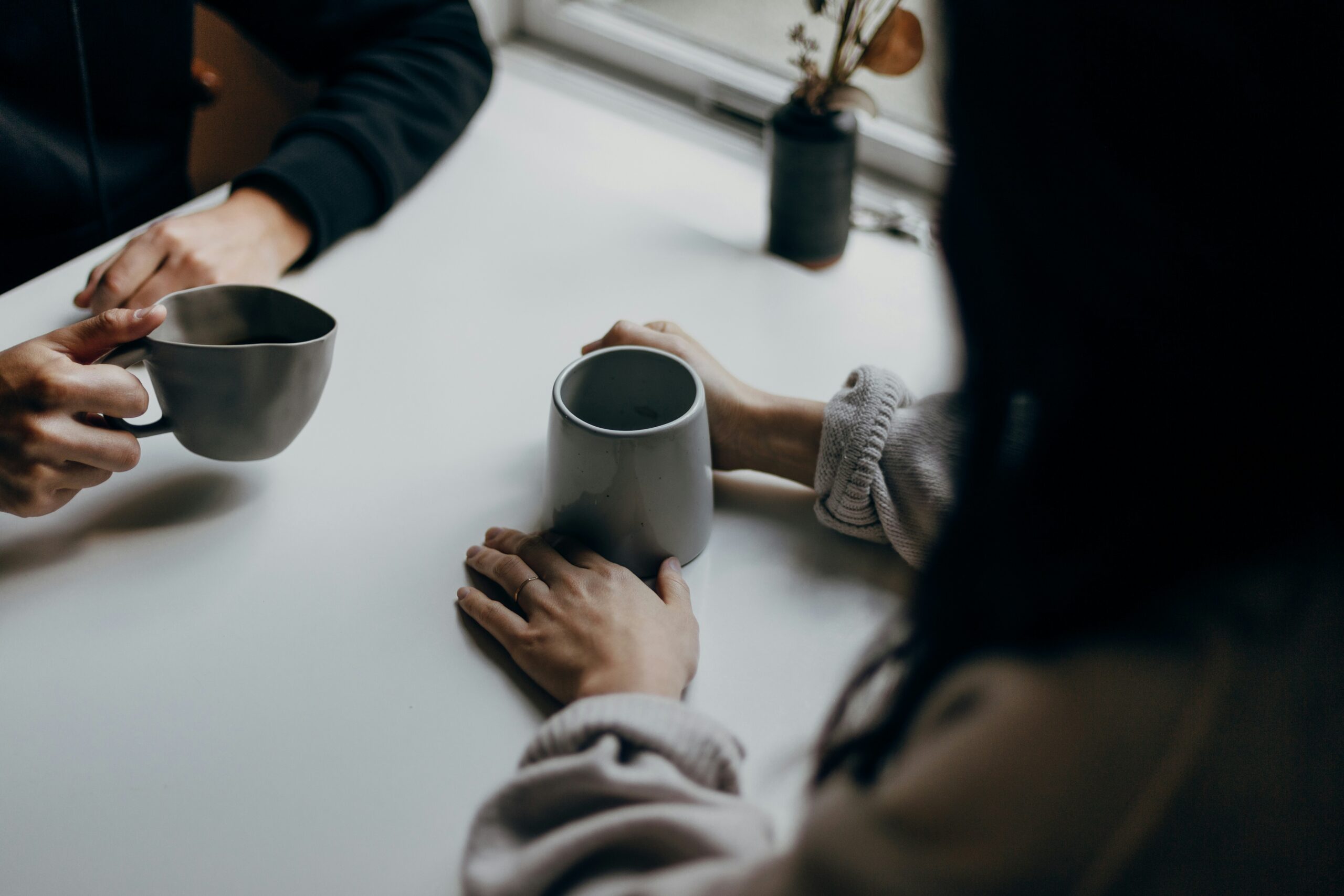 couple talking with tea